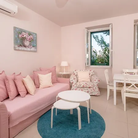Ora Apartment *