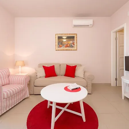 Ora Apartment *