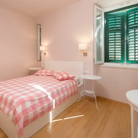 Ora Apartment Split