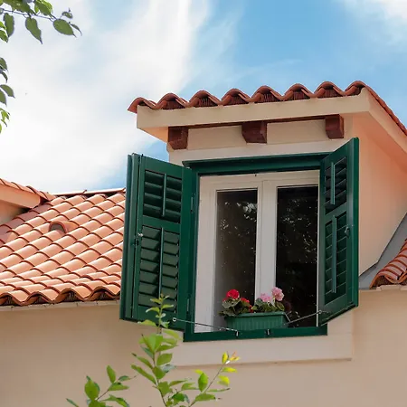 Ora Apartment Split